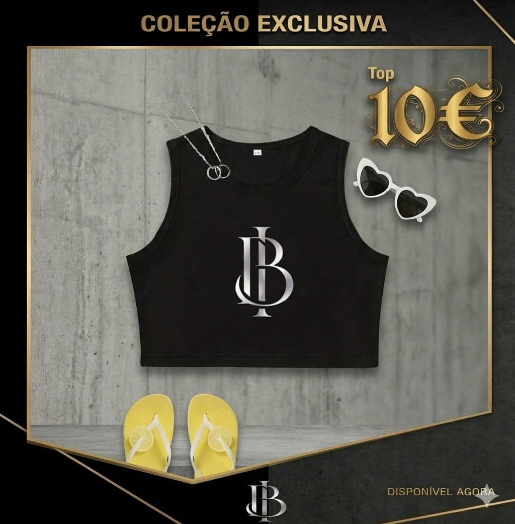 Débardeur court noir avec logo argenté, lunettes de soleil cœur et tongs jaunes estivales.